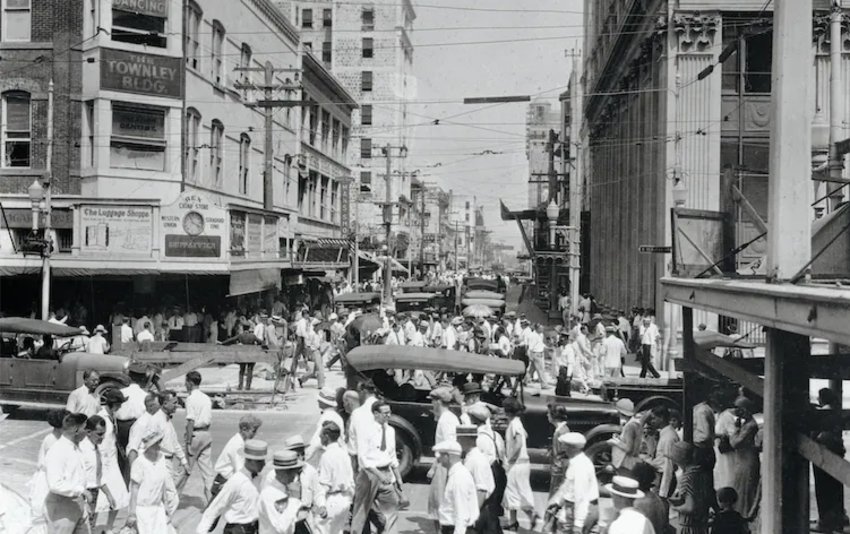 Miami&rsquo;s streets were bustling and crowded by 1926.