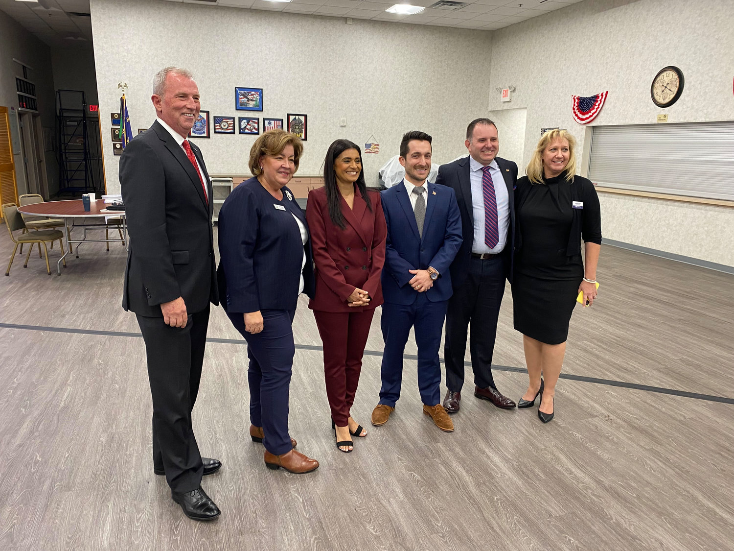 From left to right: Eric Mock (Seat 4 candidate), Commissioner Diane Velazquez (Seat 2 candidate/incumbent), Laverne McGee - Forum Moderator, Nick Nesta (Seat 4 candidate), Wes Dumey (Seat 2 candidate), and Apopka Area Chamber President Cate Manley after the city commission forum.