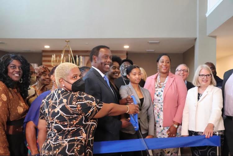 Orange County Commissioner Christine Moore joining Mayor Jerry Demings, Commissioner Victoria Siplin and residents to cut the ribbon for a new senior affordable complex in Pine Hills.