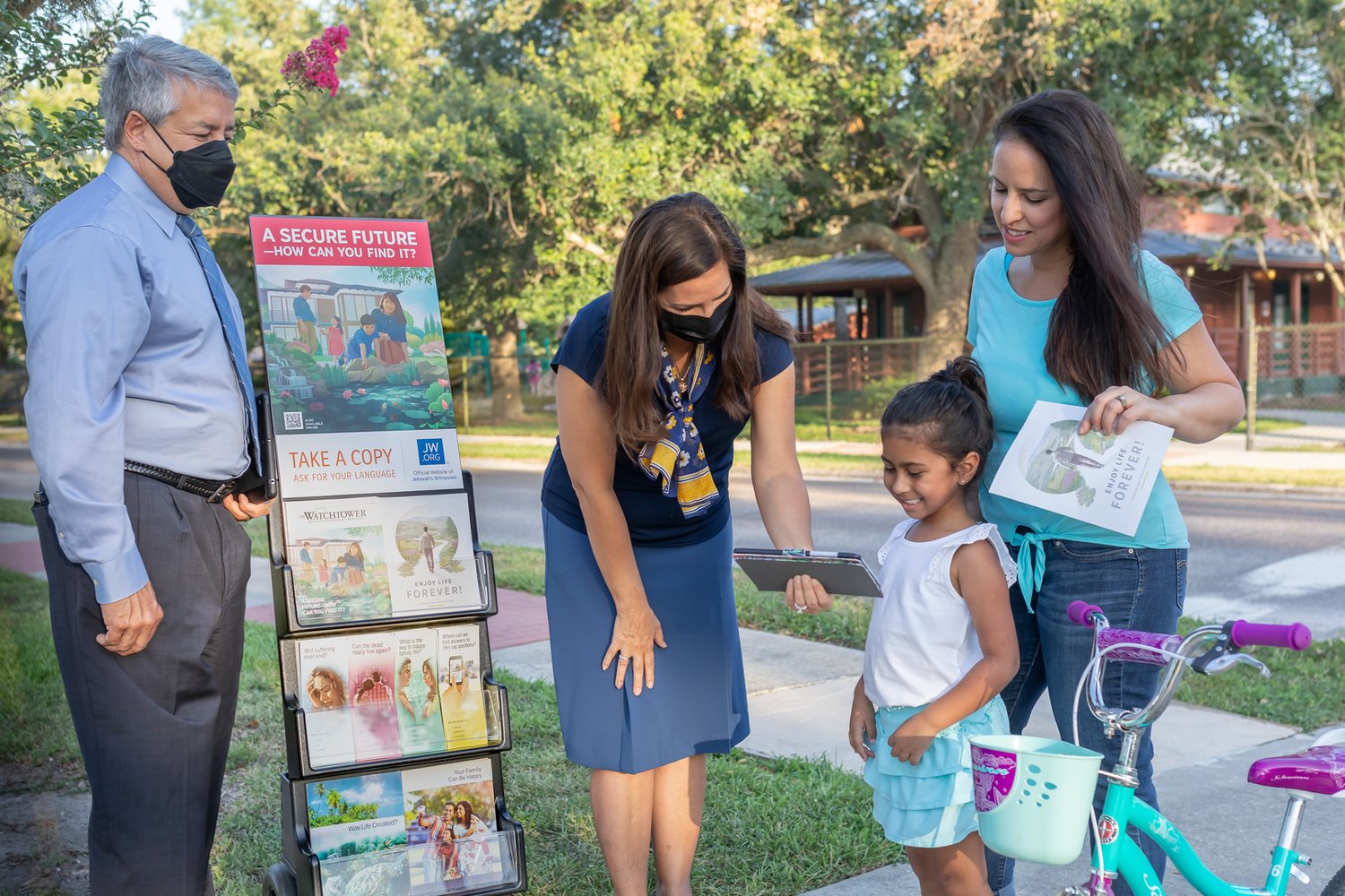 If you happen to be on the West Orange Trail near Kit Land Nelson Park this week, you may notice that a pre-pandemic fixture is back on the sidewalks: smiling faces standing next to colorful carts featuring a positive message and free Bible-based literature. 