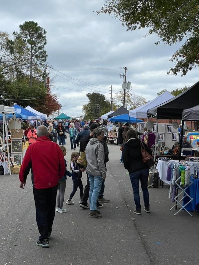 La gente asiste a la Feria de Pittsboro el pasado mes de octubre.
