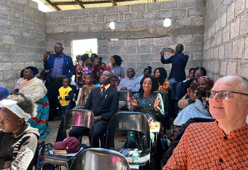Randy Windham worships with local Zambian believers. (Photo/International Mission Board)