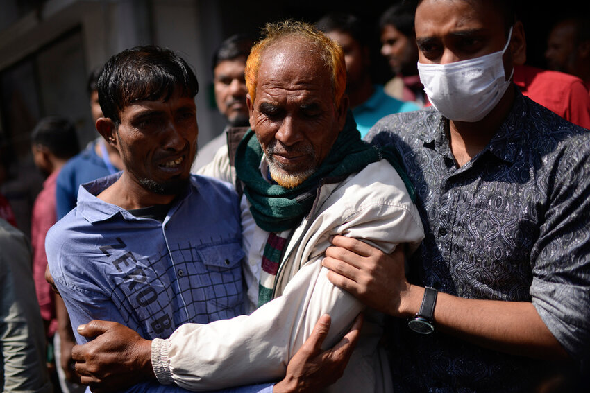 Family members of a victim of a fire that broke out overnight at a commercial complex react in a hospital in Dhaka, Bangladesh, Friday, March 1, 2024. (AP Photo/Mahmud Hossain Opu)