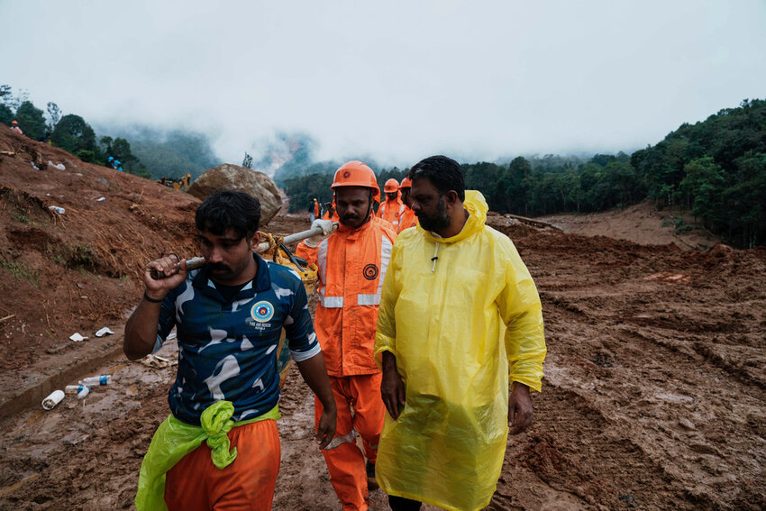 Rescuers make their way to the upper regions as they search mud and debris for a third day after landslides set off by torrential rains in Wayanad district, Kerala state, India, Thursday, Aug. 1, 2024. (AP Photo/Rafiq Maqbool)