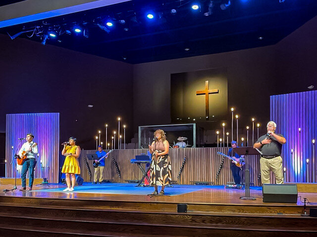 The combined English/Spanish worship team sing during a recent bilingual fifth Sunday service at Beulah Church/Iglesia Beulah. (Photo/Beulah Church)