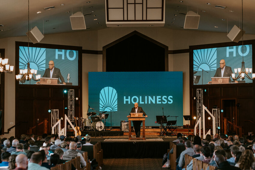 Crawford Loritts addresses the 2024 For the Church National Conference at Midwestern Seminary. (Photo/MBTS)