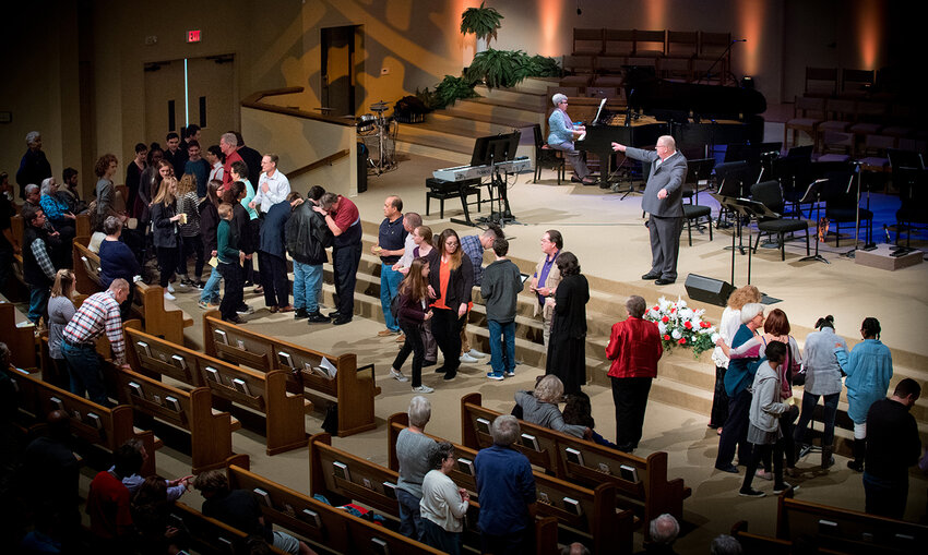 Listeners come forward at the invitation of evangelist Keith Fordham. (Photo/Harp's Crossing Baptist Church)