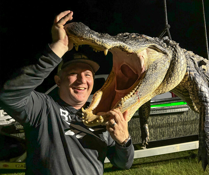Randy Ellis with the 800-pound gator he harvested. (Photo/courtesy Randy Ellis)