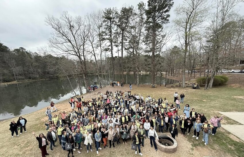 Mujeres se reúnen a orillas del lago en Camp Pinnacle durante un retiro reciente de mujeres hispanas. (Foto/Georgia Baptist Women)