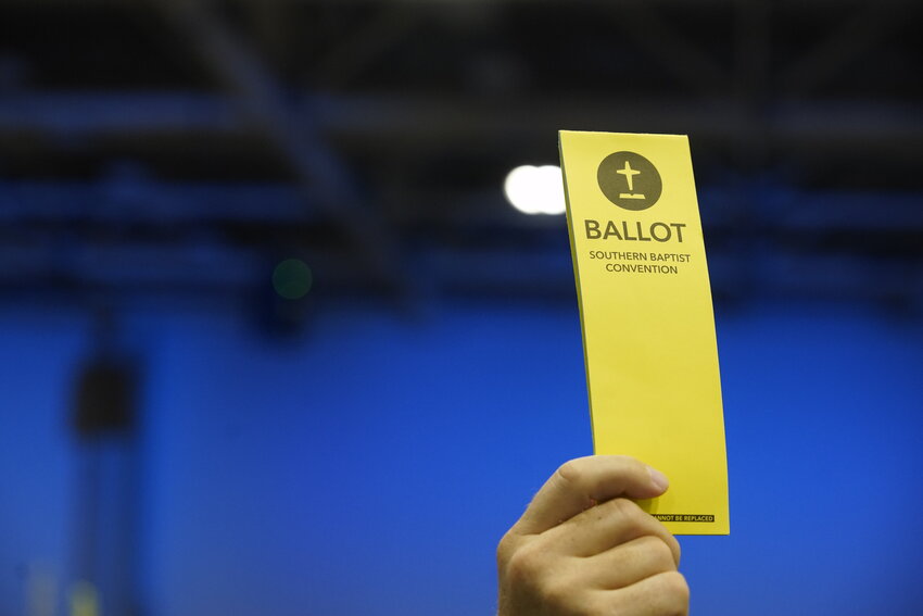A messenger to the SBC's 2025 annual meeting on Dallas raises his ballot to vote. (Baptist Paper/Mark Ira Hooks)