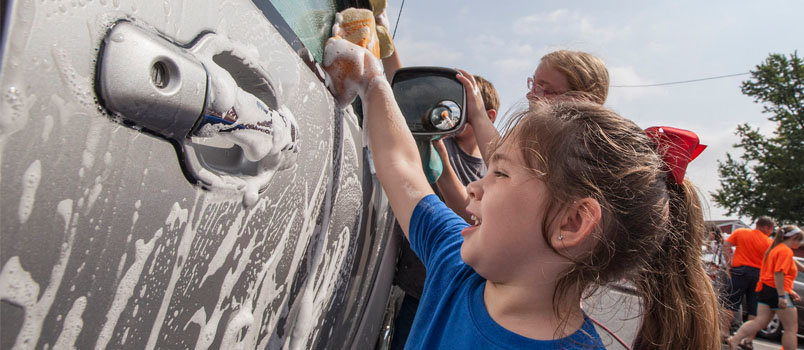 Taylor Warren, 4, part of a mission team from Eagle Lake, FL, washes cars at a free car wash at Bloom Baptist Church in Lithopolis, OH. The event was part of a series of evangelistic outreaches called Crossover 2015 in Columbus, Ohio. MATT MILLER/BP