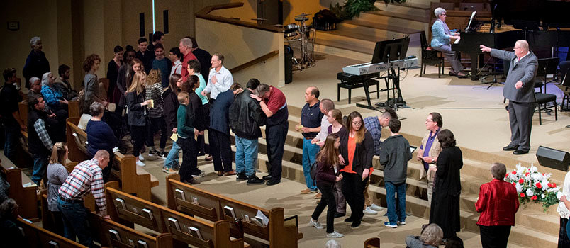 Evangelist Keith Fordham directs those making a response to the gospel toward counselors after his sermon Jan. 21 at Harp's Crossing Baptist Church in Fayetteville. RENE BIDEZ/Harp's Crossing