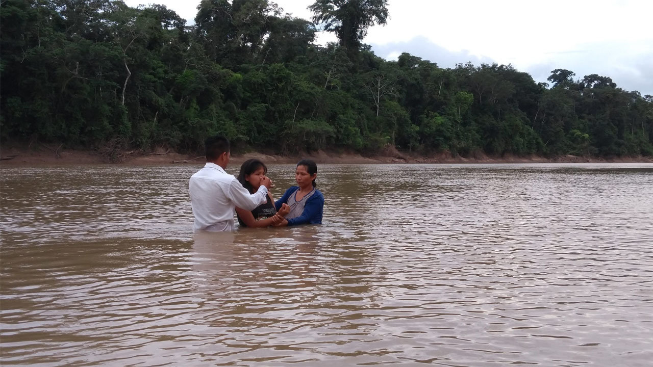 A member of the Akawa tribe is baptized in a local river, one of nine newly baptized believers among this isolated tribe in the Amazon rain forest. IMB’s Peru Amazon team shares the gospel among isolated tribes and is witnessing the beginnings of a church among the Akawa. IMB/Special