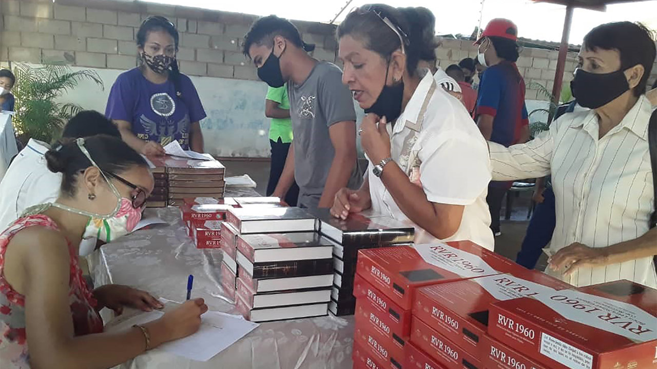 Around 2,200 Venezuelan churches participated in the distribution of nearly 30,000 Bibles LifeWay donated to communities throughout the country. LIFEWAY