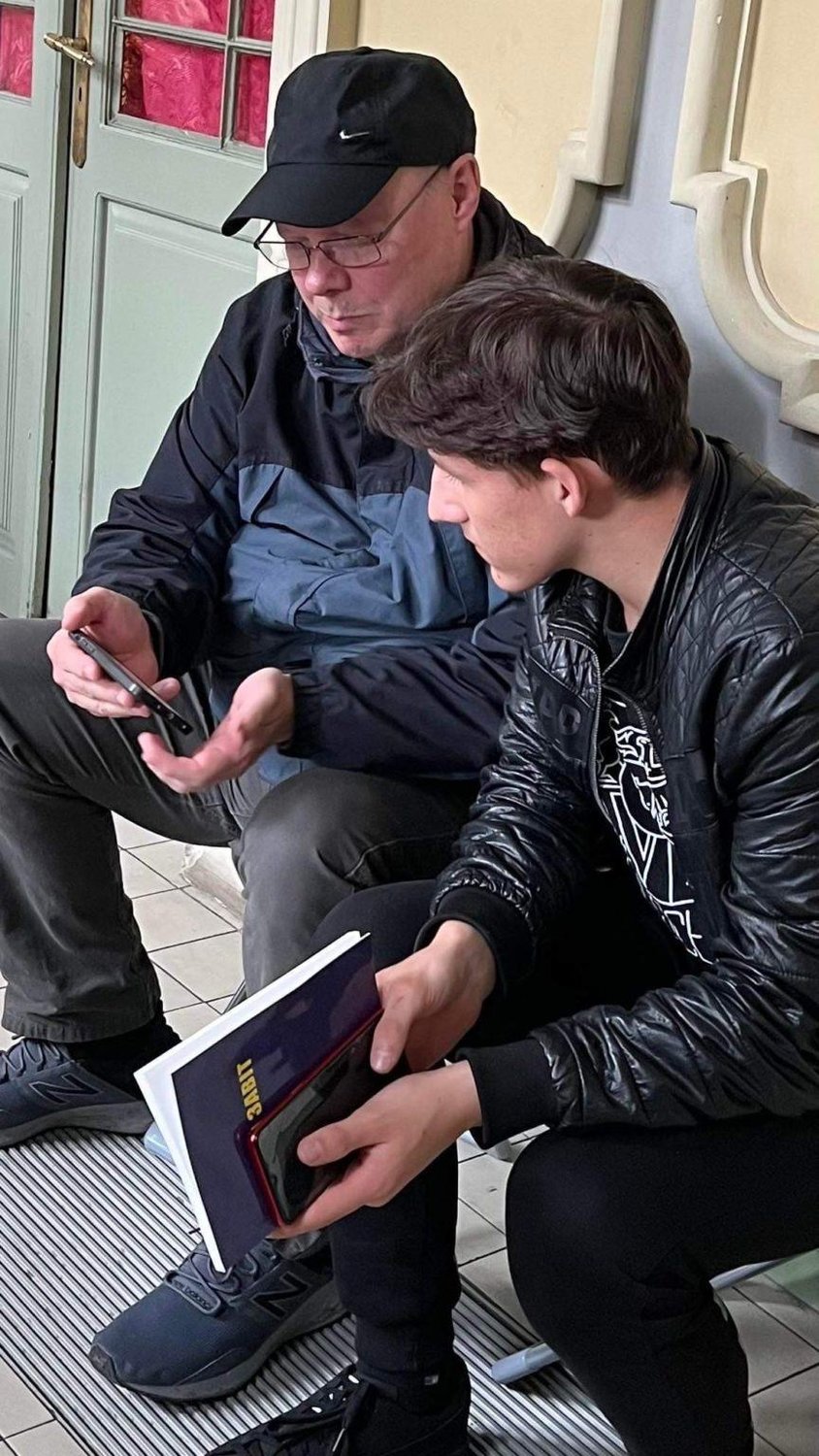 Brad Horne, who served as an IMB missionary for 20 years in Russia and five in Ukraine, shares the gospel with 15-year-old Sasha. (Submitted photo)