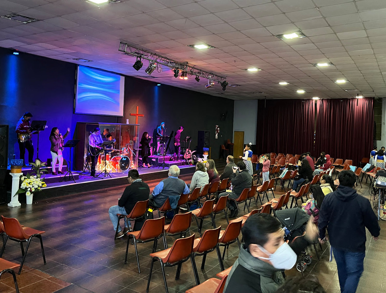 Sunday morning worship at Sinai Baptist Church, where Abraham Aranda is pastor. This is a primarily Bolivian congregation in the neighborhood of Nueva Pompeya.