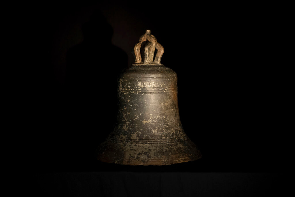 The bell found on the HMS Gloucester in 2007. (University of East Anglia via AP)