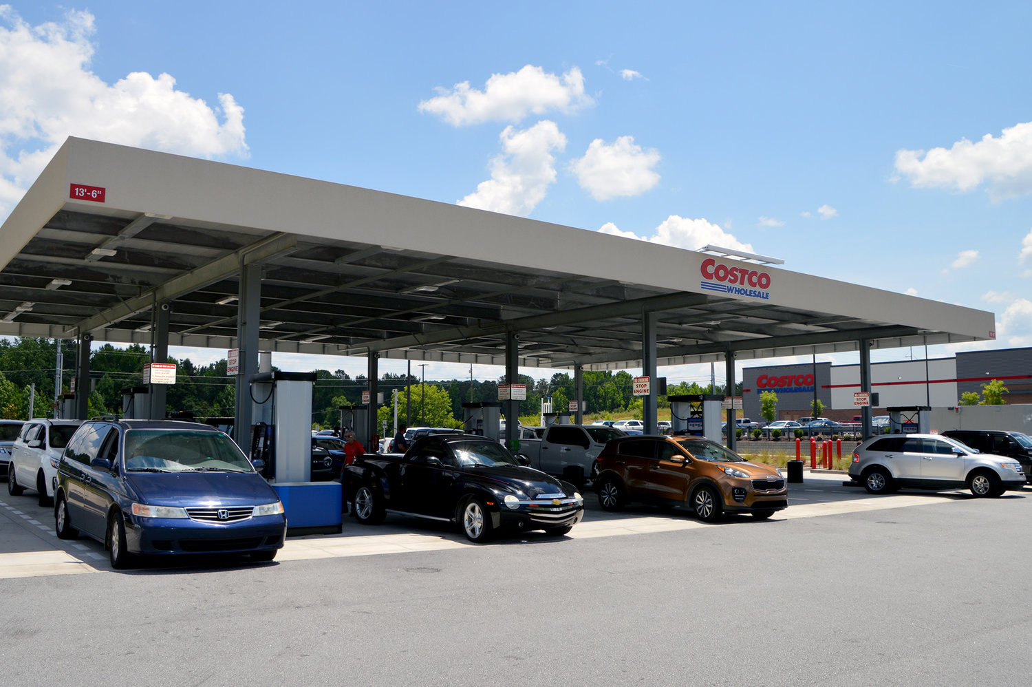 Motorists wait in long lines to get fuel at a Costco gas station in Dallas, Ga., June 12, 2022. (Index/Henry Durand)