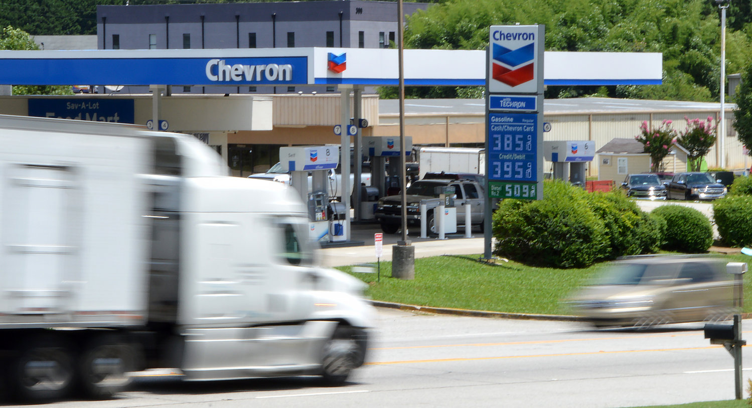 Traffic passes a Chevron gas station in Dallas, Ga., July 29, 2022. (Christian Index/Henry Durand)