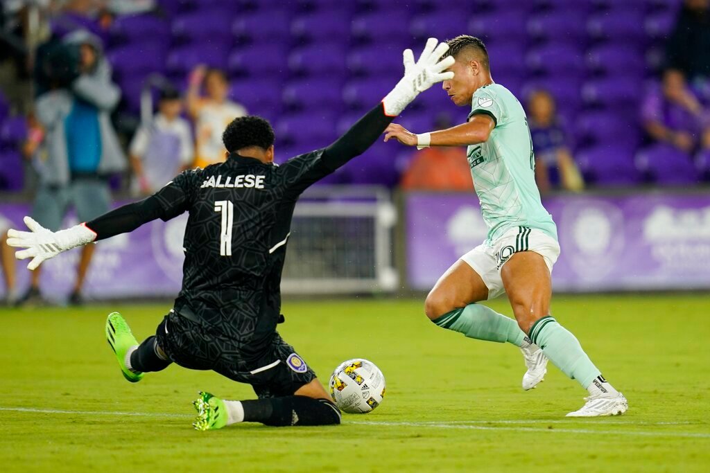 Atlanta United's Luiz Araujo, right, gets past Orlando City goalkeeper Pedro Gallese (1) but can't score during the first half Wednesday, Sept. 14, 2022, in Orlando, Fla. (AP Photo/John Raoux)
