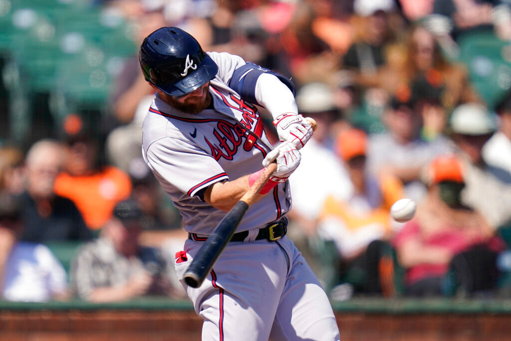 Atlanta Braves' Robbie Grossman hits an RBI single against the San Francisco Giants during the third inning in San Francisco, Wednesday, Sept. 14, 2022. (AP Photo/Godofredo A. Vásquez)