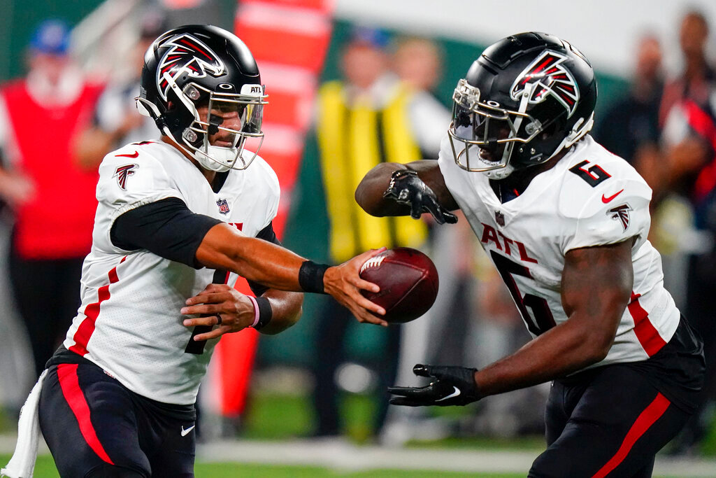 Atlanta Falcons quarterback Marcus Mariota (1) hands off the ball to running back Damien Williams (6) during the first half against the New York Jets, Aug. 22, 2022, in East Rutherford, N.J. (AP Photo/Frank Franklin II, File)