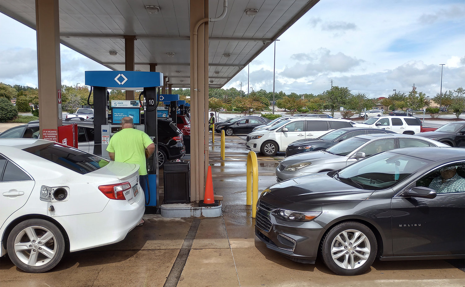 Customers wait to fill their tanks Sept. 11, 2022, at Sam's Club gas station in Hiram, Ga. (Christian Index/Henry Durand)