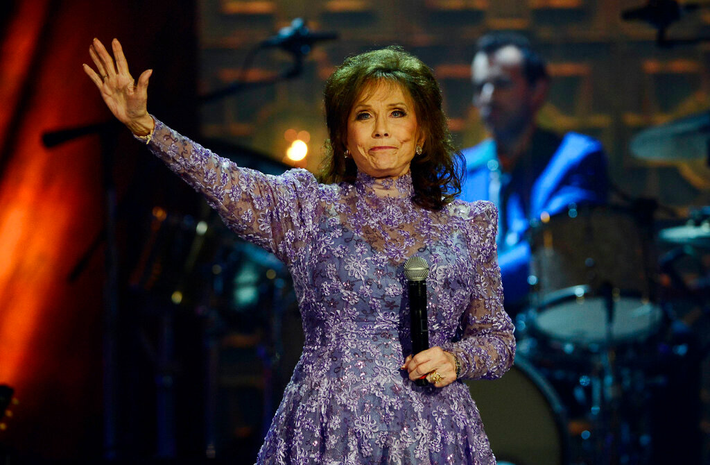 Loretta Lynn waves to the crowd after performing during the Americana Music Honors and Awards show Wednesday, Sept. 17, 2014, in Nashville, Tenn. (AP Photo/Mark Zaleski, File)