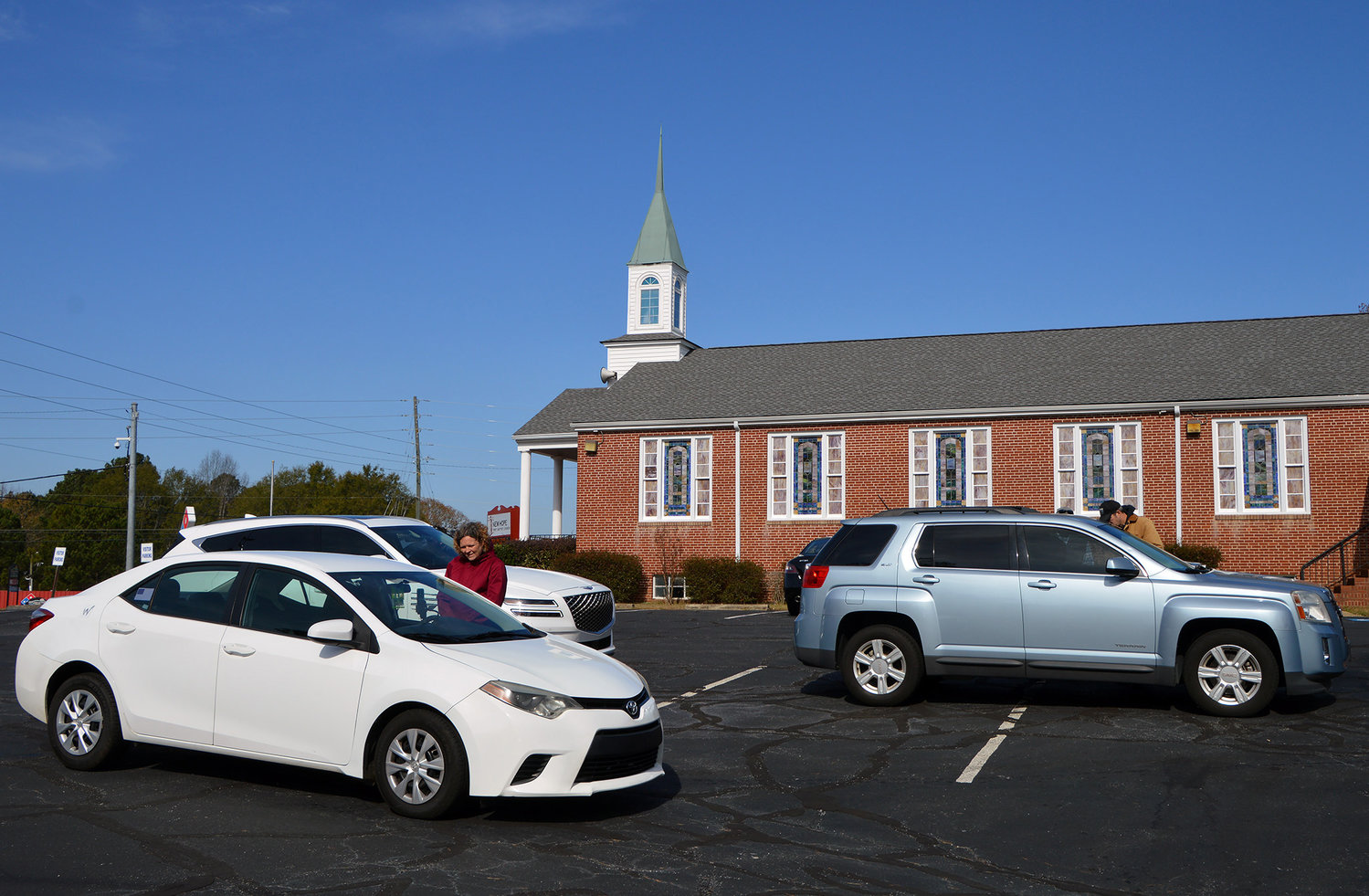 Debbie Lloyd, left, and Robby Hall speak to drivers who pulled into New Hope First Baptist Church for prayer on Saturday, Nov. 19, 2022, in Dallas, Ga. (Index/Henry Durand)