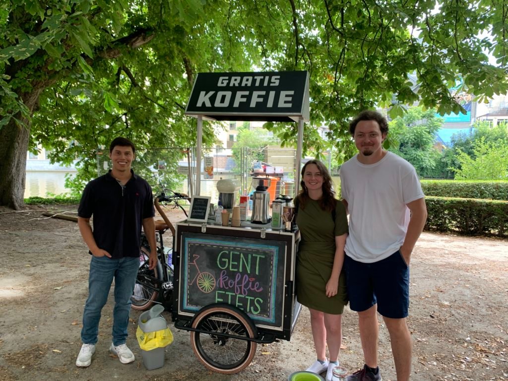 Three American university students traveled to partner with IMB missionaries Don and Pam Lynch as part of their coffee cart ministry. (Photo/International Mission Board)