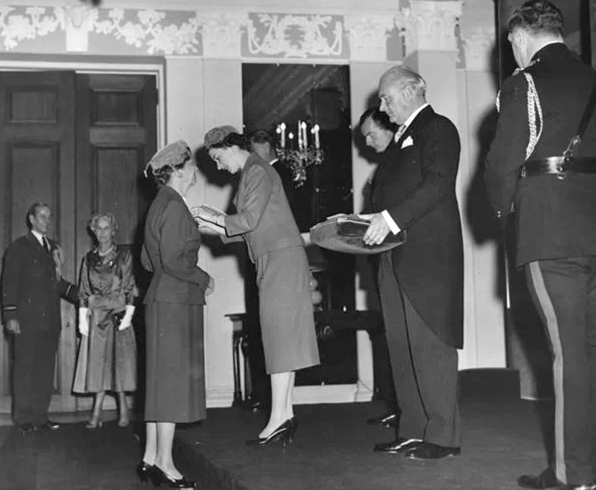 Queen Elizabeth II presents a decoration to May Edgel Perry, a Southern Baptist missionary to Nigeria, in October 1957. Perry was one of 27 recognized by the queen that day in Washington. (Photo/Woman's Missionary Union)