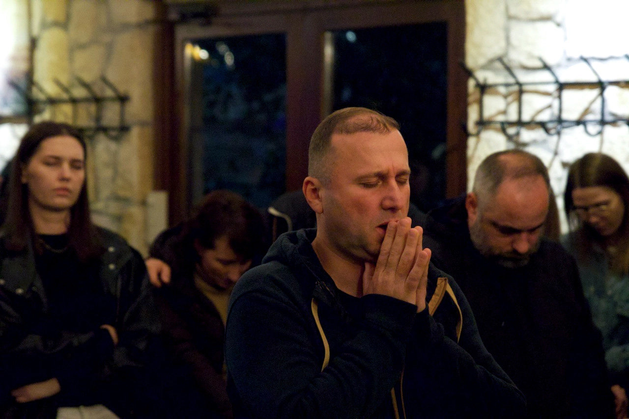 The War Retreat’s goal was to help those ministering during the war have a chance to rest. One way the group rested was by praying for each other. The ministers and their families said it helped them to not feel so alone or overwhelmed by the needs surrounding them this past year in Ukraine. (Photo/International Mission Board)