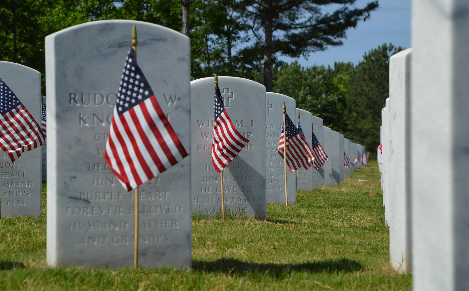 Flags decorate graves at the Georgia National Cemetery in Canton, Ga., Saturday, May 27, 2023. (Index/Henry Durand)