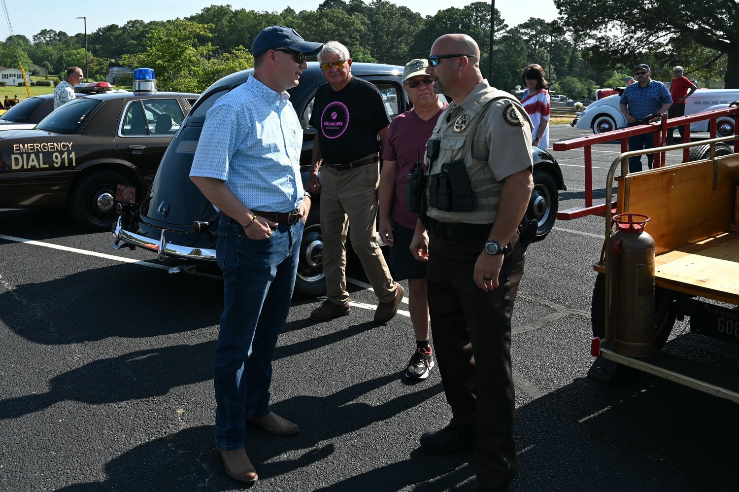 Pastor Josh Saefkow, left, talks with Sheriff Barry Babb at Flat Creek Baptist Church on Saturday, June 3, 2023. (Index/Roger Alford)