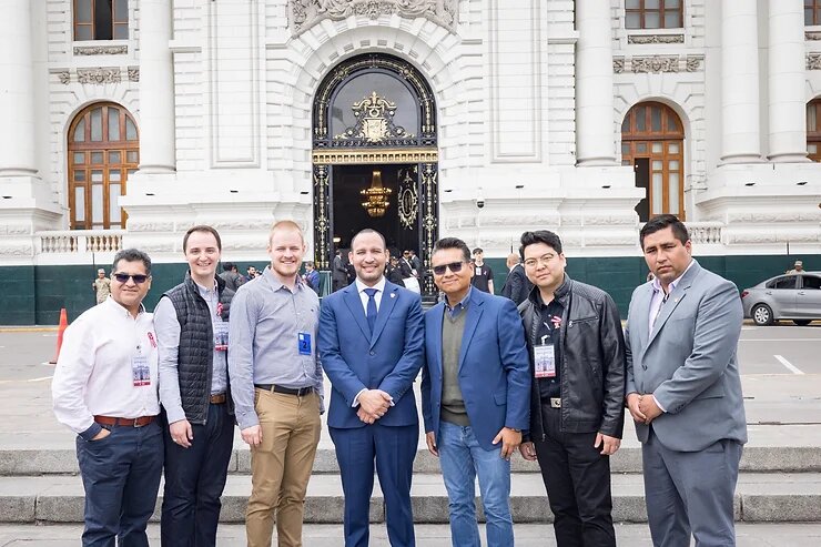 Peruvian National Congress Third Vice President Alejandro Muñante, center, poses in front of Peru's Congress with Javier Chavez, senior pastor of Amistad Cristiana International in Gainesville, and a missions team from Birchman Baptist Church in Fort Worth, Texas. (Photo/Amistad Cristiana)