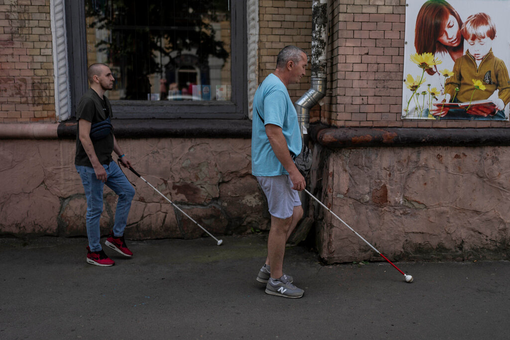 Ukrainian Soldiers Blinded In Combat Face A New Battle: Navigating A ...