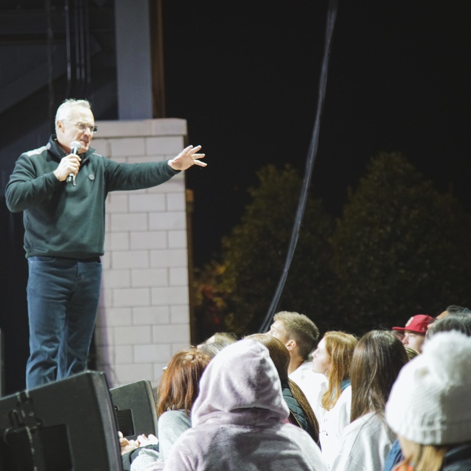 Georgia-based evangelist Rick Gage invites people to receive Christ as their Savior at an evangelistic event in Mississippi. (Photo/GO TELL Ministries)