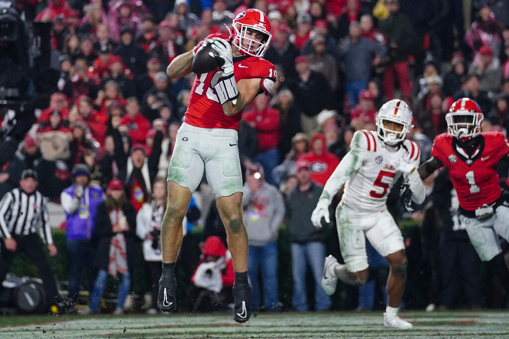 Georgia tight end Brock Bowers (19) makes a catch for a touchdown during the second half of an NCAA college football game against Mississippi, Saturday, Nov. 11, 2023, in Athens, Ga. (AP Photo/John Bazemore)