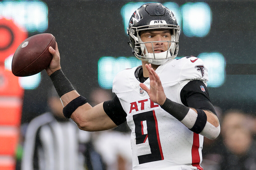 Atlanta Falcons quarterback Desmond Ridder (9) passes against the New York Jets during the first quarter Sunday, Dec. 3, 2023, in East Rutherford, N.J. (AP Photo/Adam Hunger)