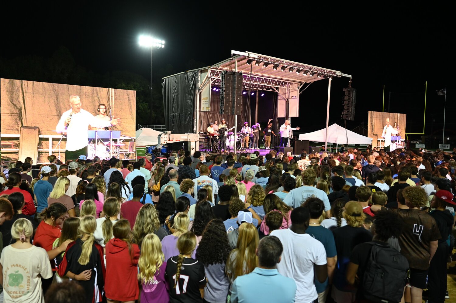 People respond to an altar call at a Rick Gage crusade in south Georgia last fall. Some 1,600 new believers made commitments to Christ at the event. (Index/Roger Alford)