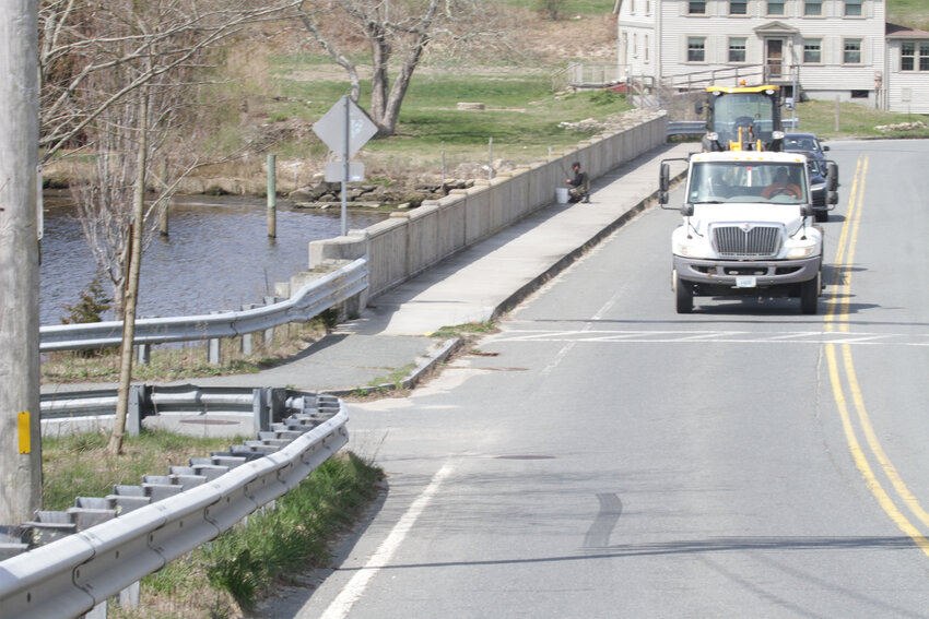 The entrance/exit to the Hix Bridge Landing can be seen at left, just before the bridge.