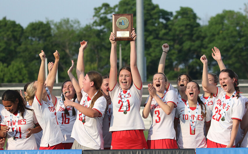 Jayla DaGraca, (left), Aubrey Facteau, Ava Williams, Kloey Iacovone, Abby Leddy, Carter Bessette, Rai Flynn and the Townies celebrate with the Division 3 Championship plaque.