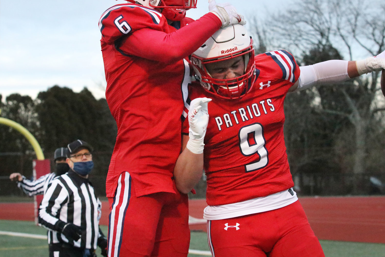 Marcus Evans (left) celebrates with Chris Bulk after the latter’s TD catch in the second period.