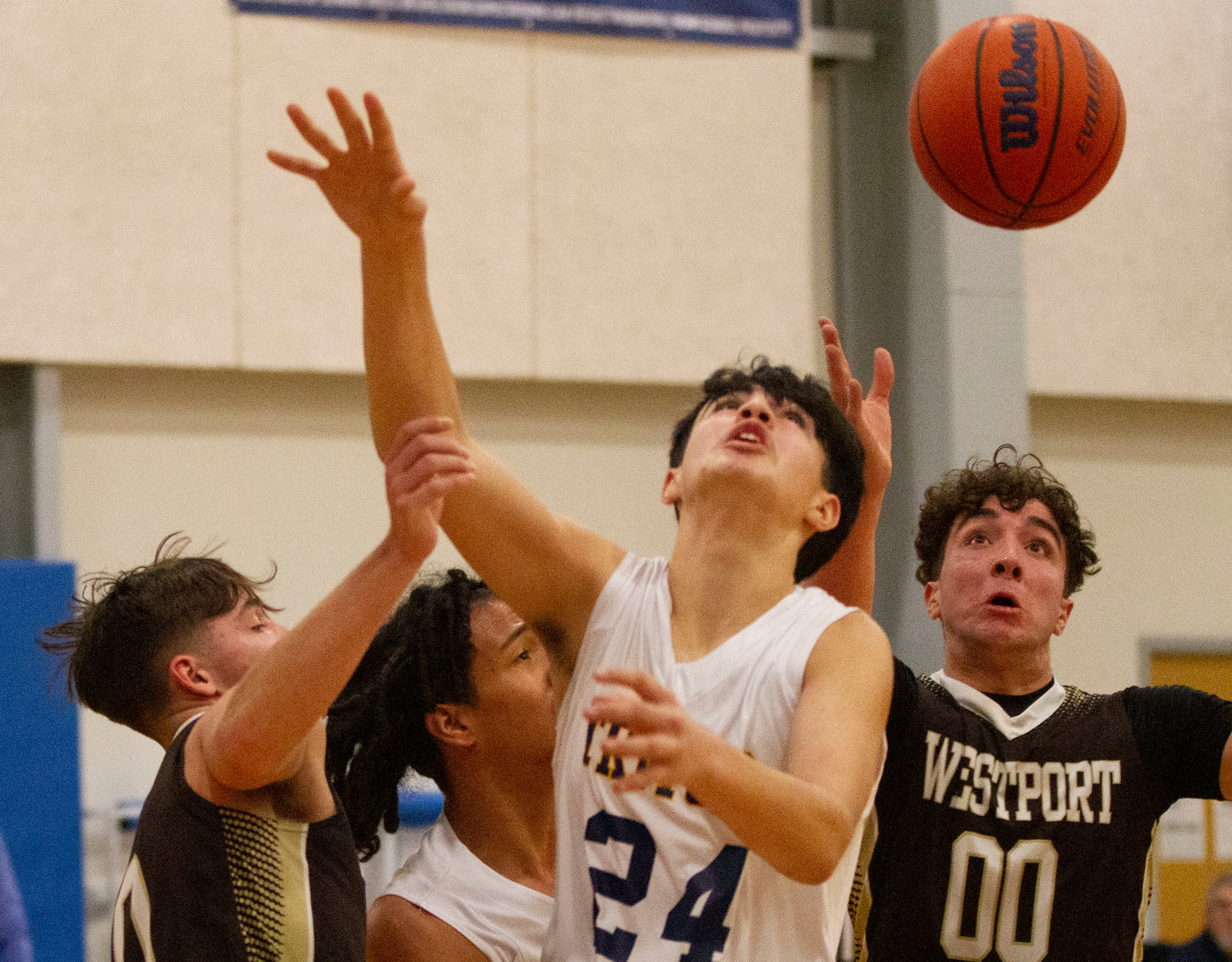Cam Leary (left) and Max Morotti fight for an offensive rebound in the first quarter.