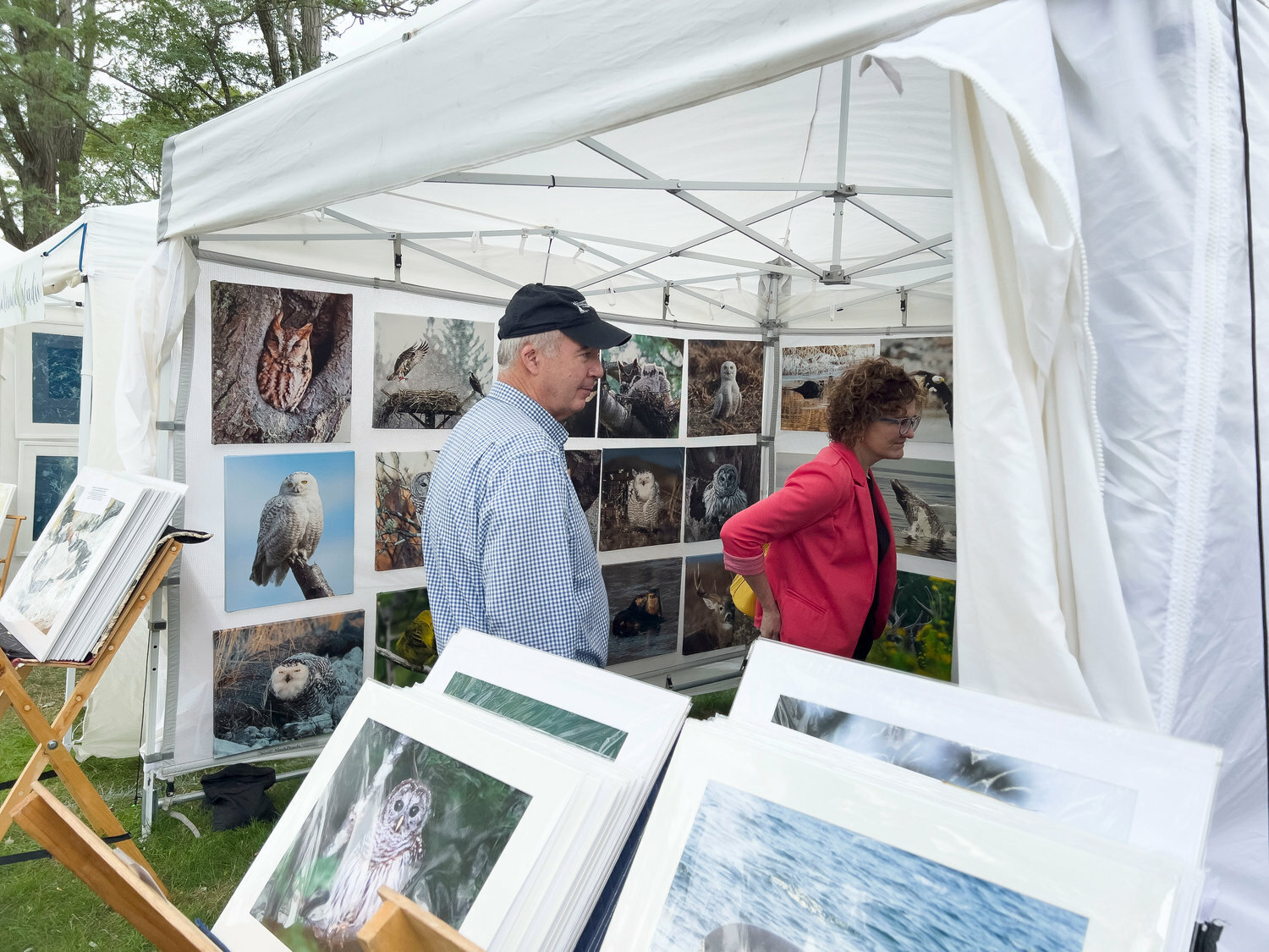 Tim Bruce and his wife, Sue, check out paintings by East Providence artist, Karen Murphy during last year’s Arts Festival.