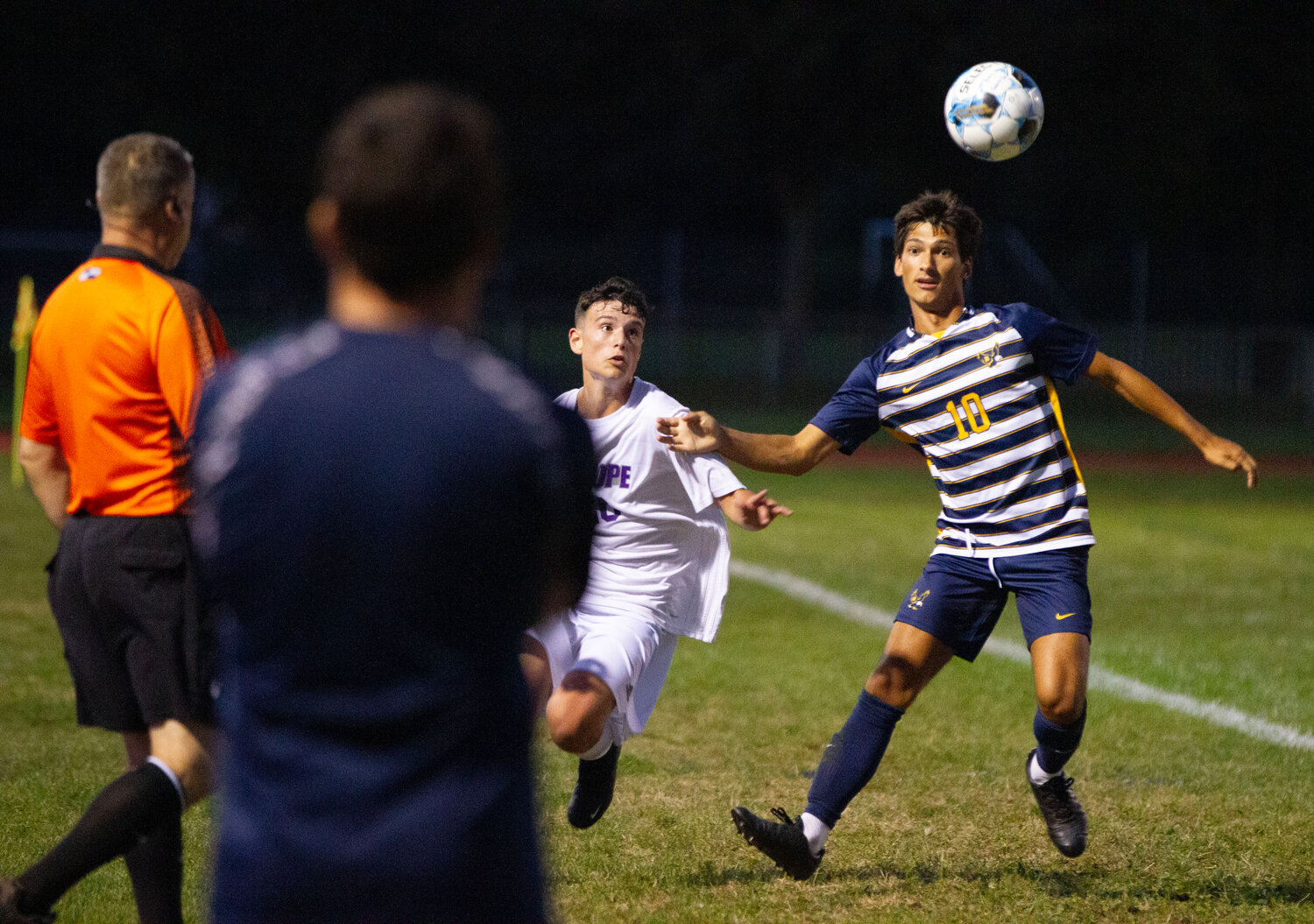Barrington’s Yanni Tapinos (right) vies for a Huskies' throw-in.