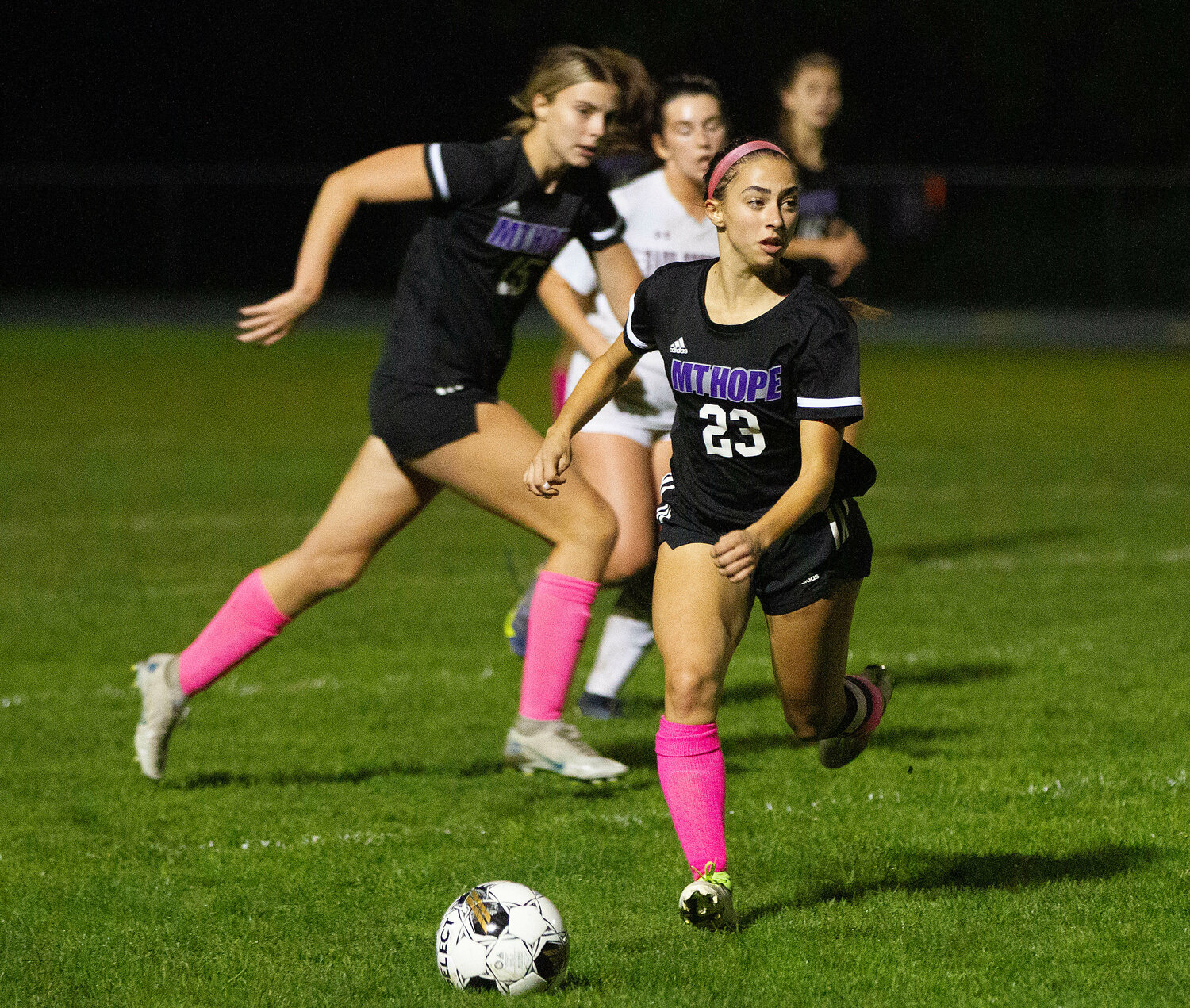 Hannah Rezendes looks upfield to make a pass during the Huskies win over East Greenwich. 