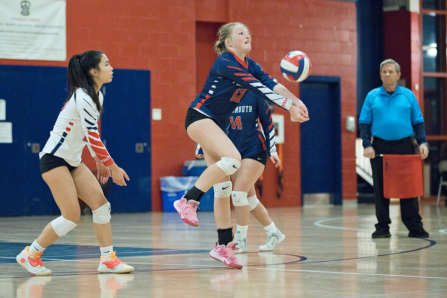 Avery Pelletier passes the ball while rallying with La Salle.