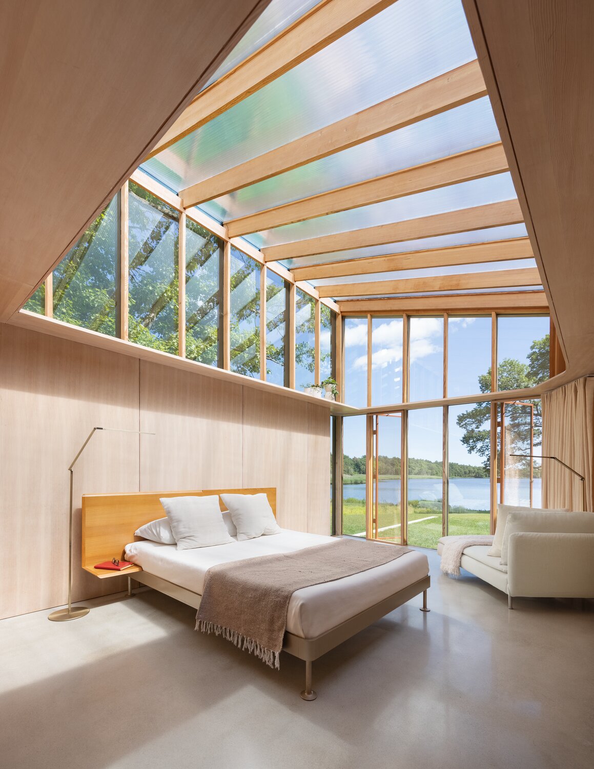 The master bedroom is at one with the sky and the natural environment. The owner admits that the space can be challenging for those who are not early risers. Therefore, they have plenty of silk eye masks for anyone who desires them.