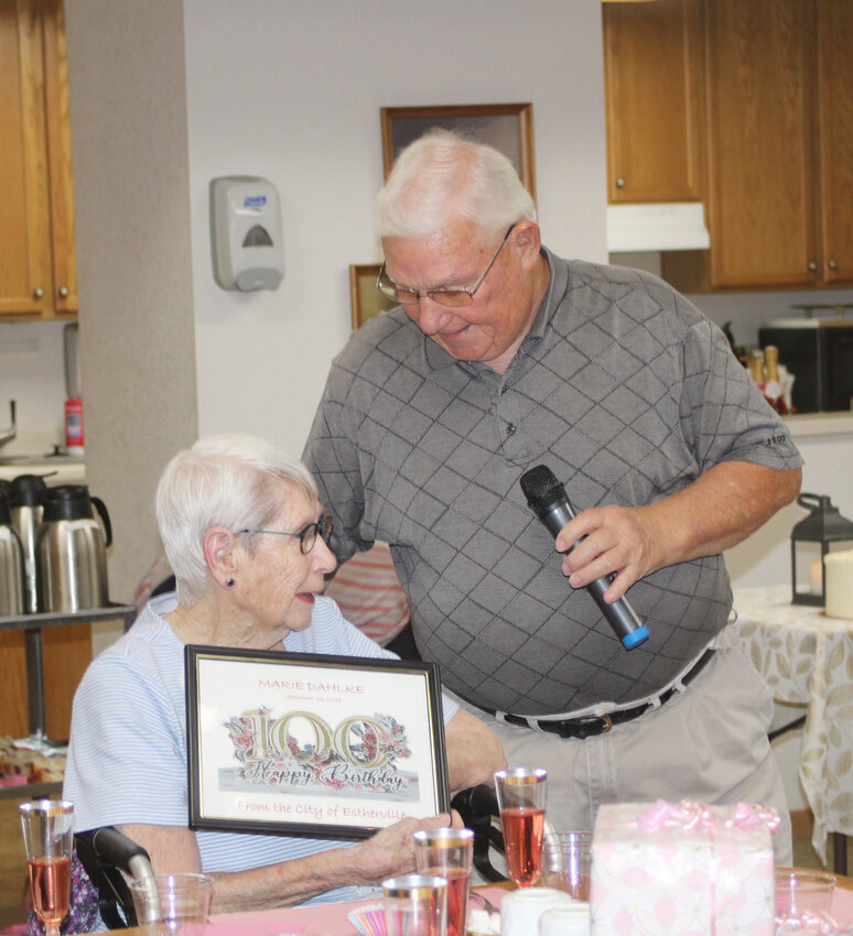 Estherville mayor Kenny Billings presented Marie Dahlke with a certificate in honor of her hundredth birthday.